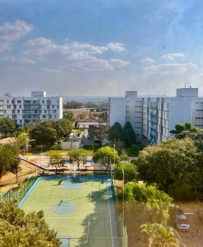 Descubra um amplo apartamento no coração de Brasília, localizado na Avenida AOS ...