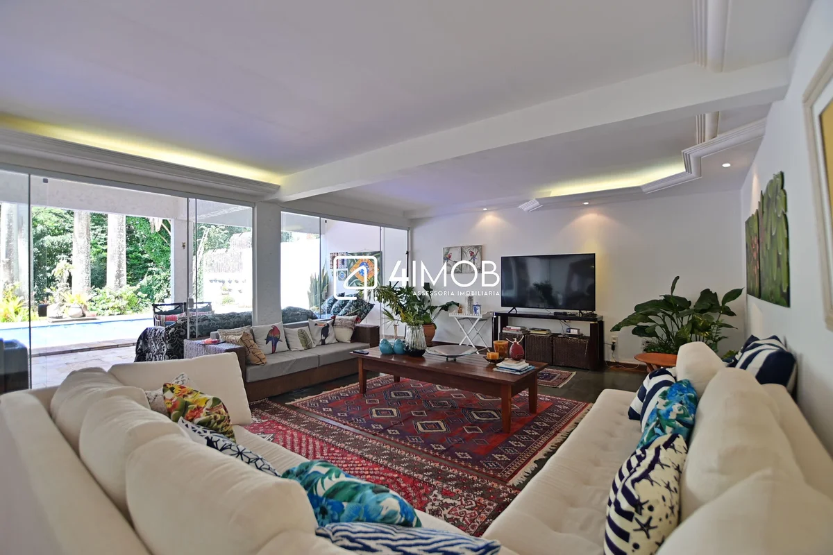 Você vai se surpreender com esta casa no Lago Sul!Excelente localização, com sof...