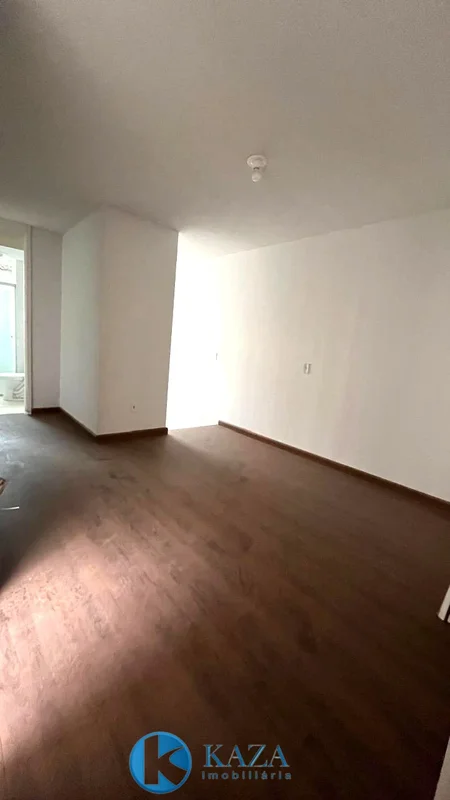 Apartamento reformado, com piso vinílico, composto de 02 quartos, sala ampla, ba...