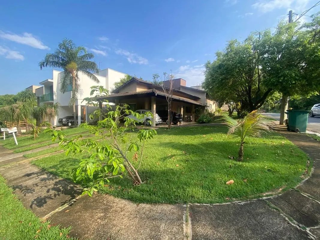 Casa com 03 quartos, sendo todos suítes e duas suítes c/ jardins de inverno Duas...