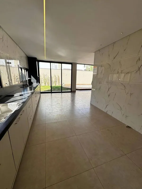 Este magnífico sobrado localizado no condomínio Jardins Mônaco, em Cidade Vera C...