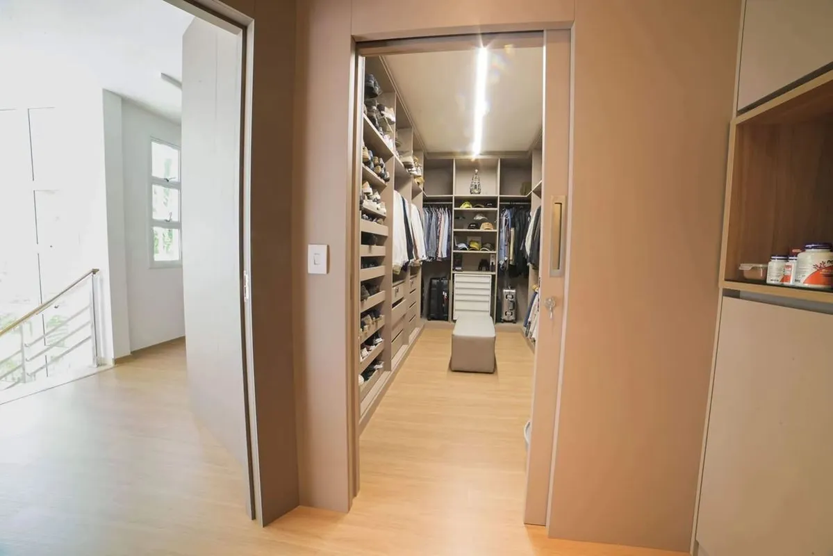 ?Sobrado com 4 suítes Jardins Florença.Área construída de 859 m² distribuídos em...