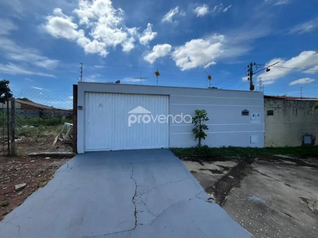 Casa bem distribuída, composta por 3 quartos, sendo 1 suíte, sala ampla e cozinh...