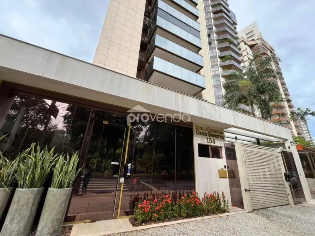 Apartamento de alto padrão com 4 suítes, todas com armários planejados, oferecen...