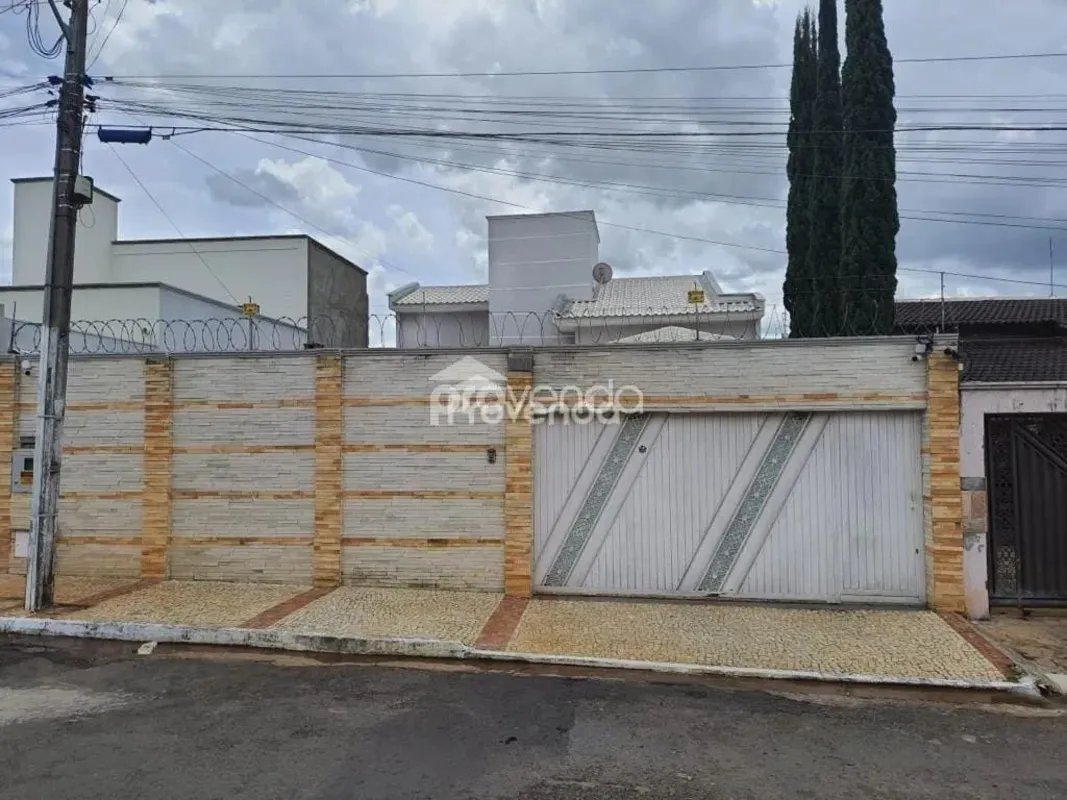Essa casa impressiona desde o primeiro momento! Com 3 quartos espaçosos, incluin...