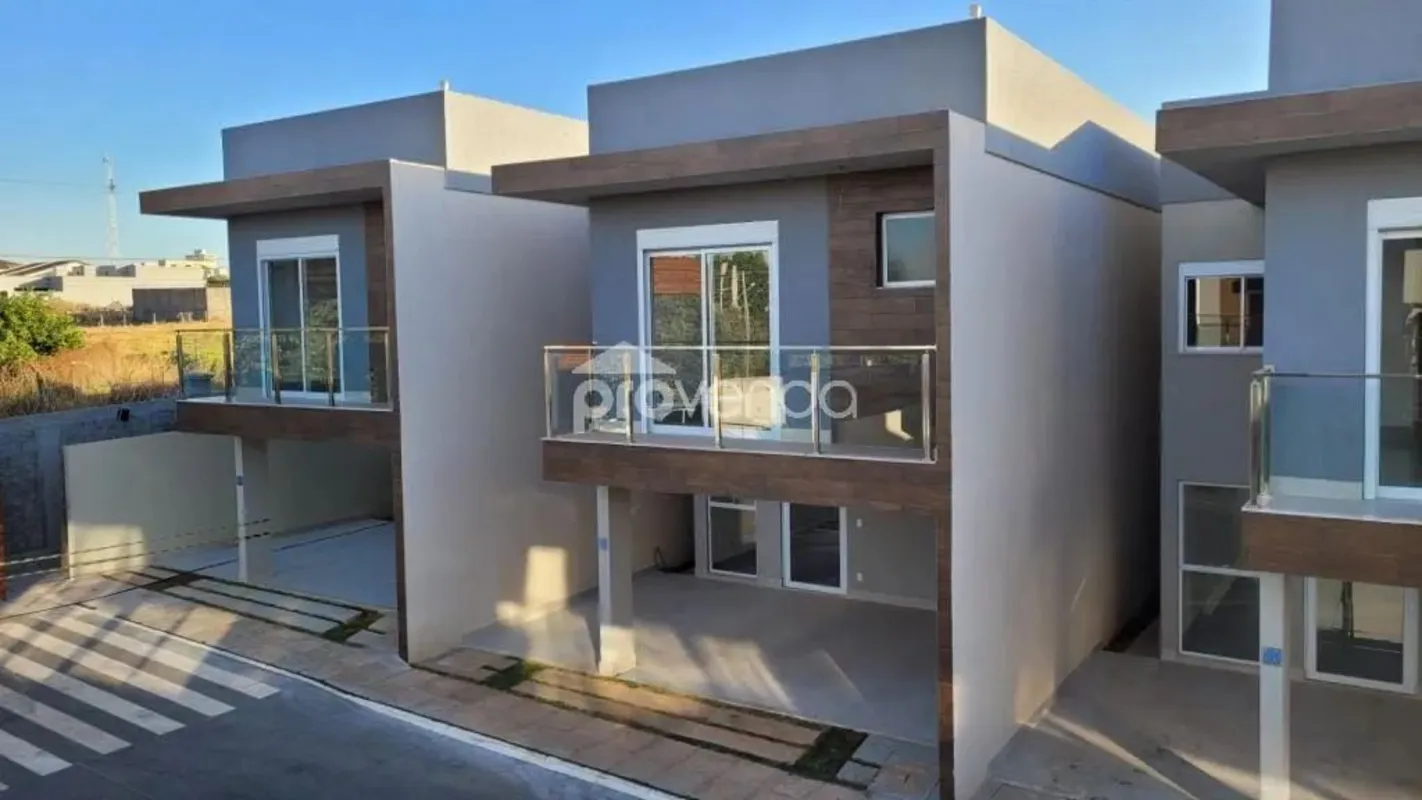 Apresentamos este magnífico sobrado localizado na prestigiada Avenida Guarujá, n...