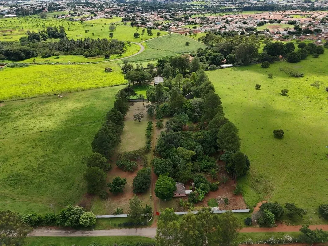 Chacara contem:Casa de caseiro simples; de alvenaria, com 2 quartos, sala, wc, c...