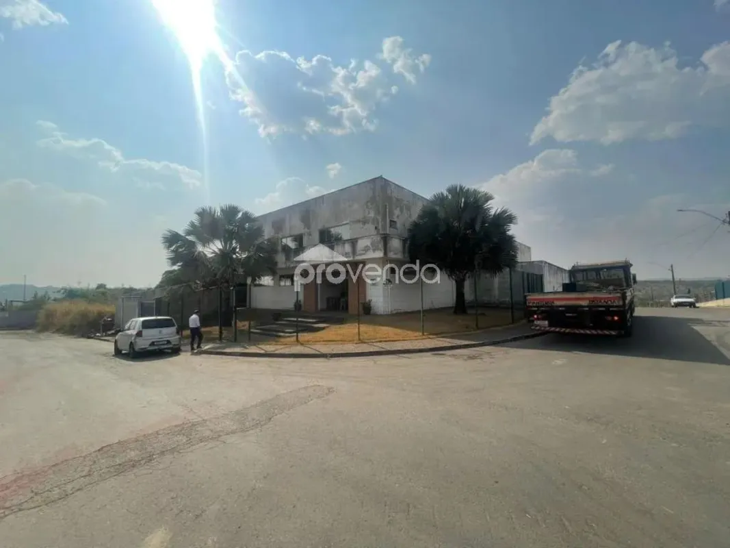 Imovél Comercial Bastante Amplo, Com Varias Salas, Recepção, Estoque, Refeitorio...