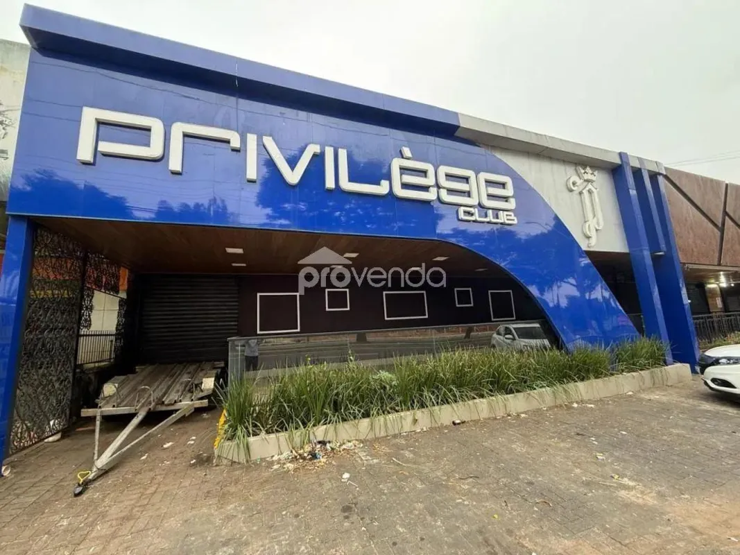 Galpão de vão livre, de 490m², possui dois banheiros e estacionamento frontal e ...