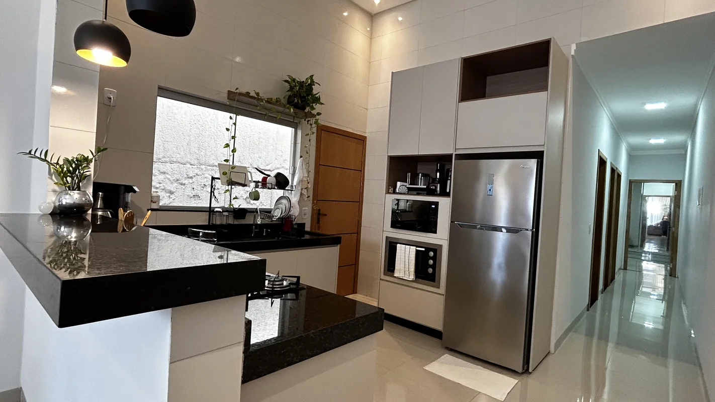 Descubra essa casa encantadora, 3 quartos com 1 suíte, no bairro RESIDENCIAL MAR...