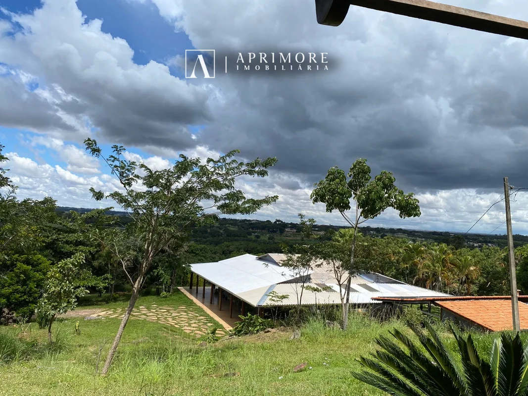 APRIMORE IMOBILIÁRIA VENDE:Casa em chácara na Granja do Torto.São 03 quartos sen...