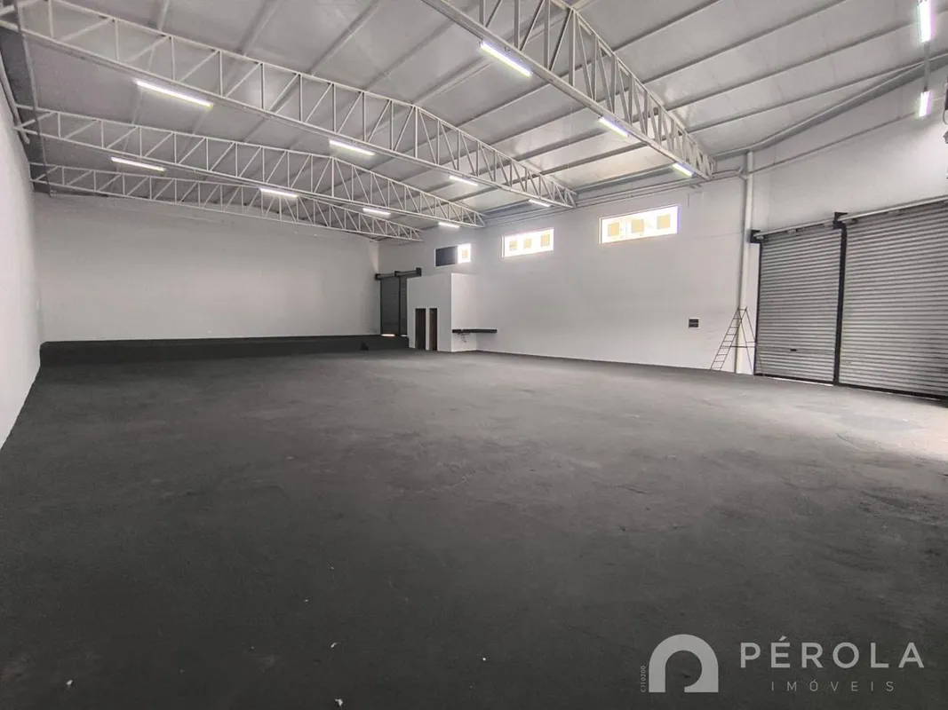 Galpão comercial com 460m², possui dois banheiros e copa. Cinco vagas de garagem...