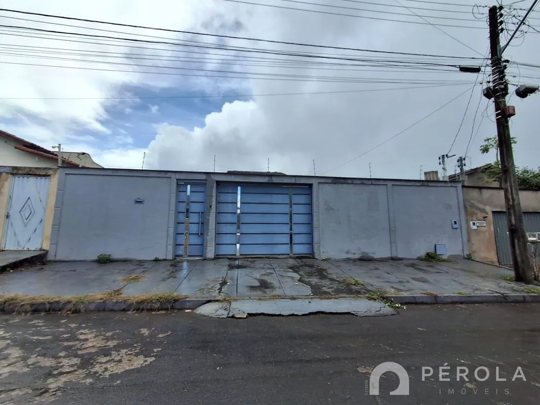 Casa residencial com três quartos sendo uma suíte, banheiro social, sala ampla, ...