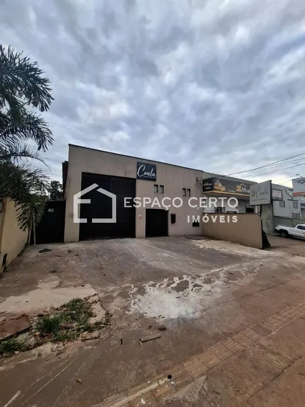 Excelente galpão comercial no Setor Santa Genoveva, com 483 m² de área total e 3...