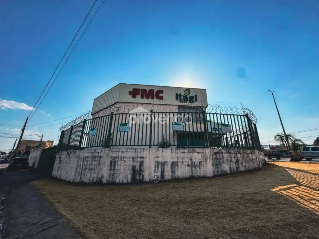 Galpão Comercial de Alto Padrão em Trindade-GO - Frente para a GO-060Área total:...