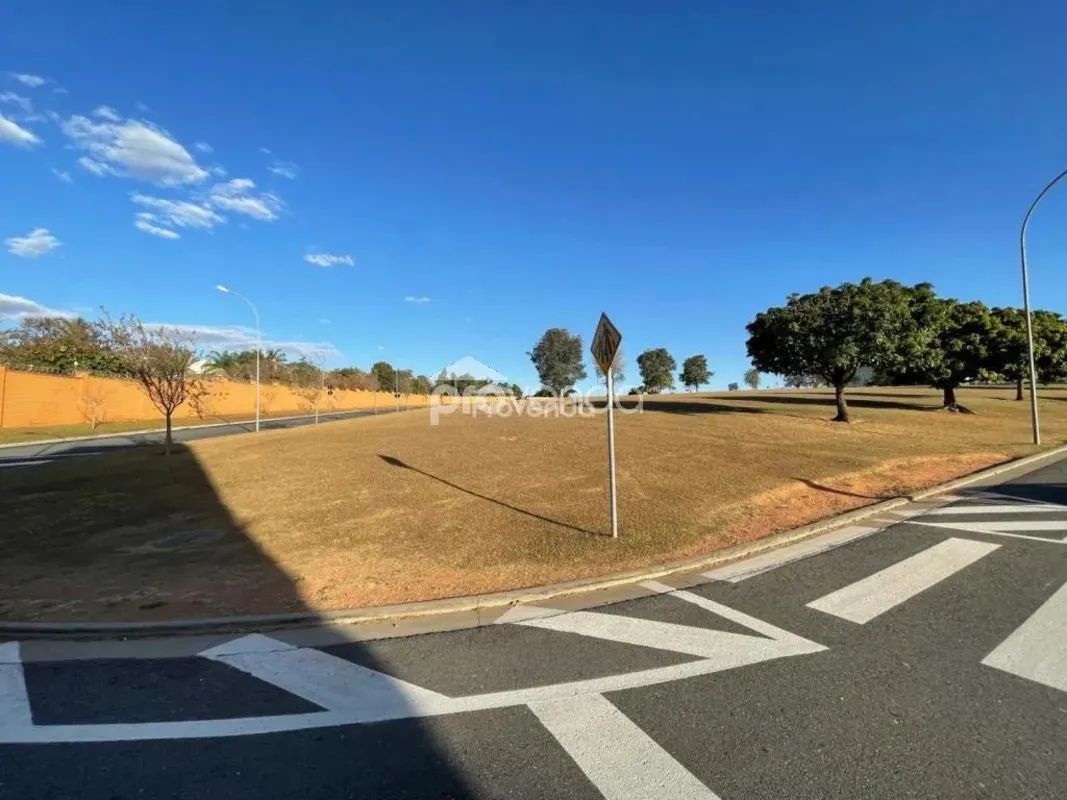 Área para aluguel contendo 506.48 m2, em Frente a escola Canadense Maple Bear. 1...