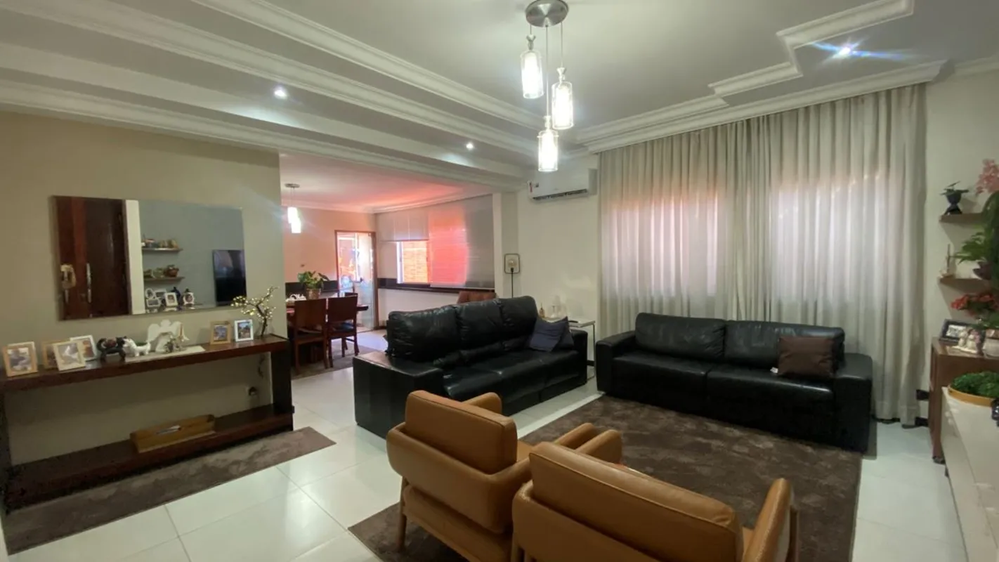 A casa conta com 3 suítes plenas, todas com armários e ar-condicionado, além de ...