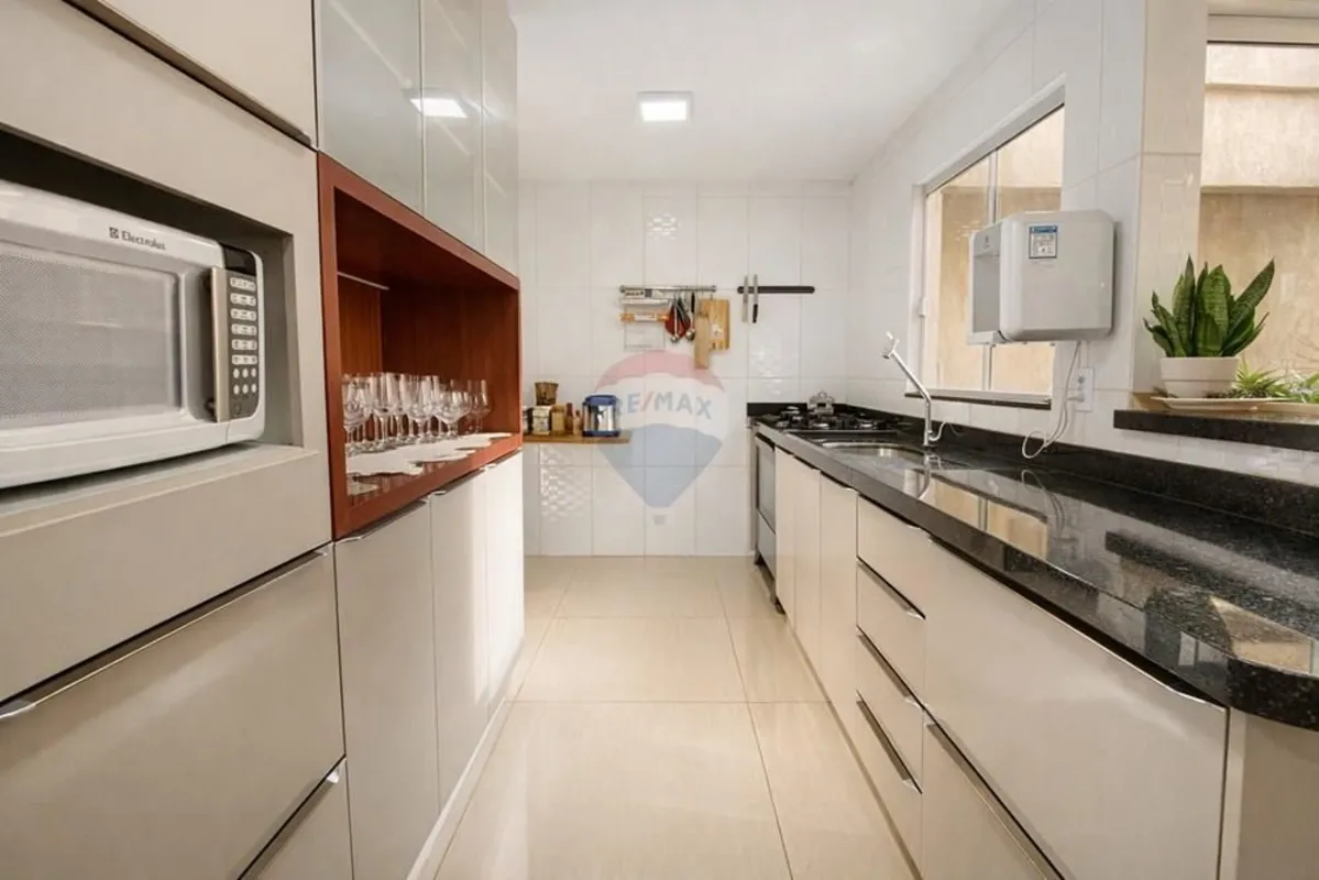 Se você busca uma casa pronta para morar, ampliada e bem localizada, essa é uma ...