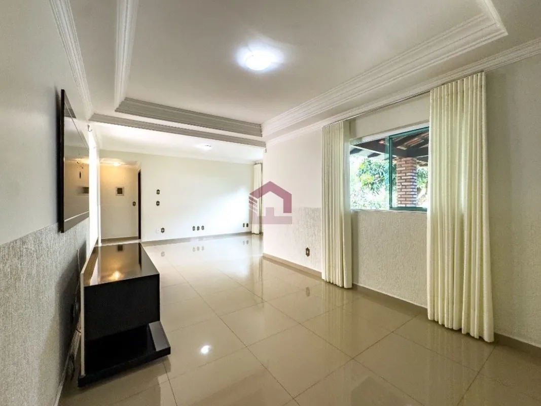 Fernandes & Coelho Imóveis aluga excelente casa térrea no Condomínio Portal Dour...