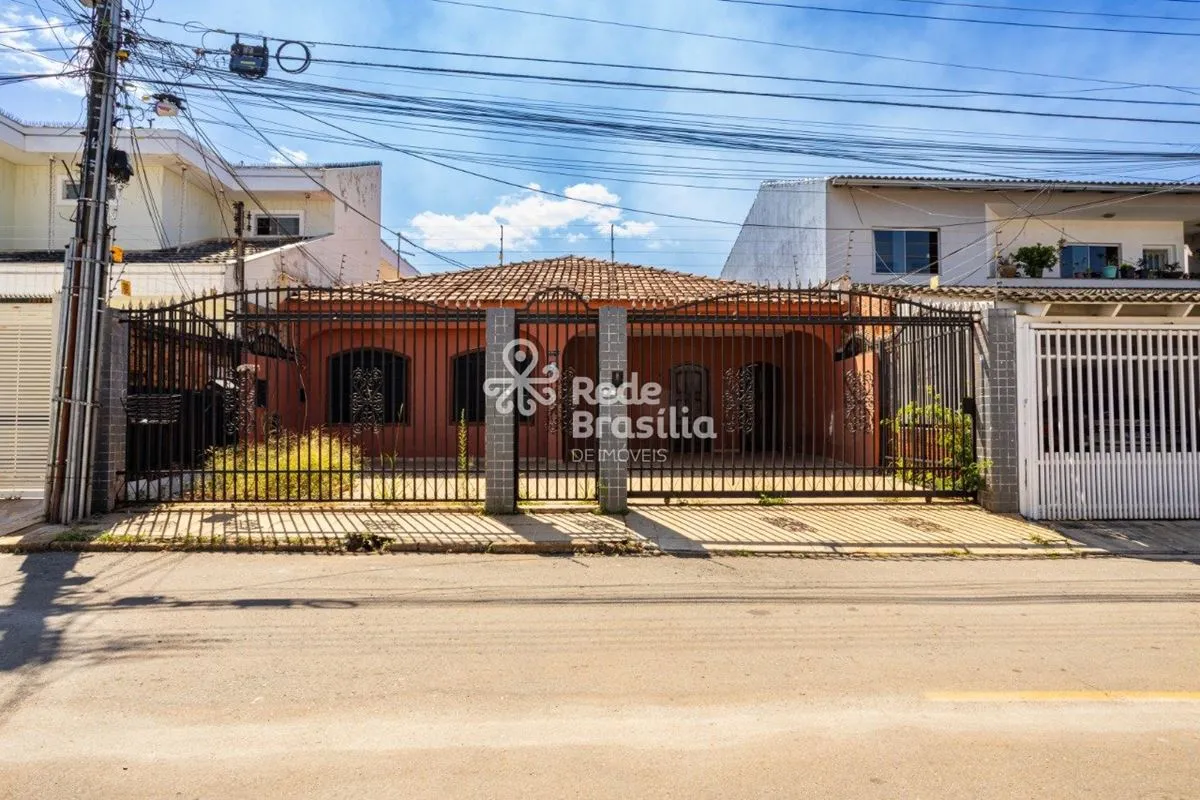 QE 32 - Casa com 3 quartos - 1 suíte - armários - aceita financimento e FGTS - G...