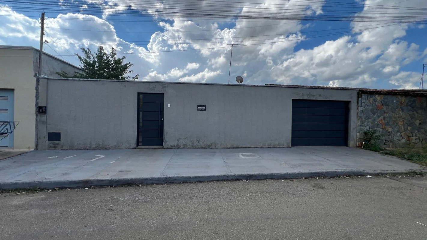 A casa está localizado no Conjunto Residêncial Storil. - Sendo 03 quartos - Cozi...