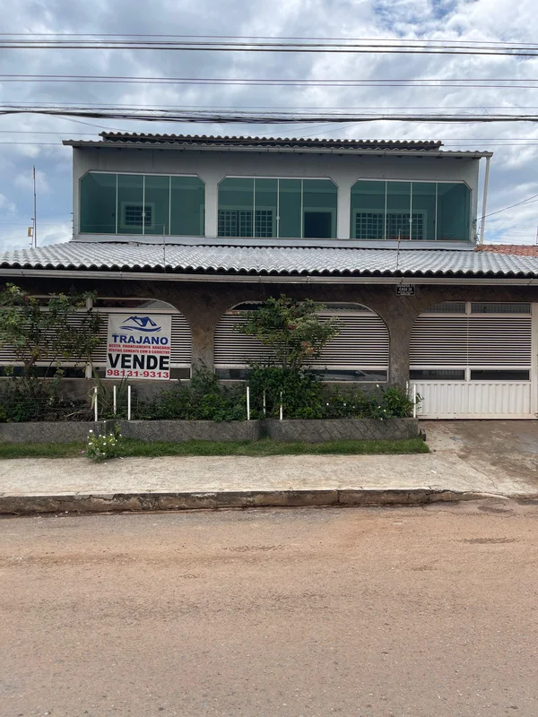 TRAJANO VENDE:EXCELENTE SOBRADO NA QD 11 SETOR OESTE, RUA PRINCIPAL AO LADO DA F...
