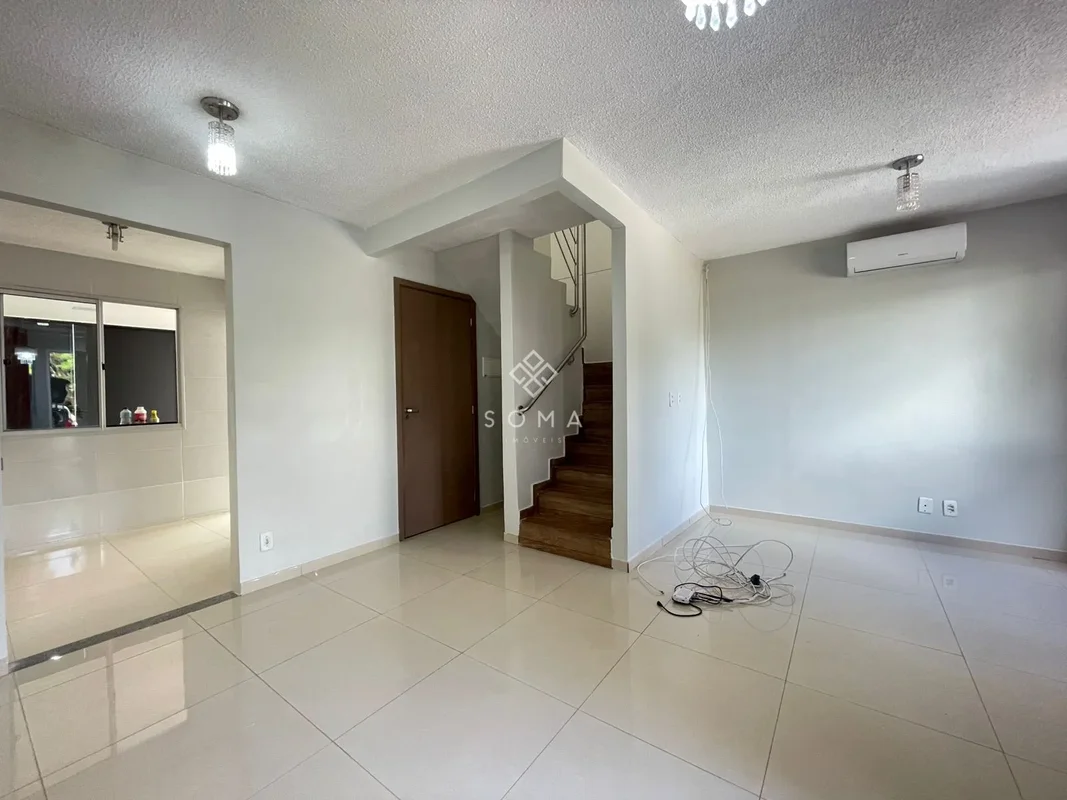 ESPECIFICAÇÕES DA CASA:-Sala ampla para dois ambientes com ar condicionado -Lava...