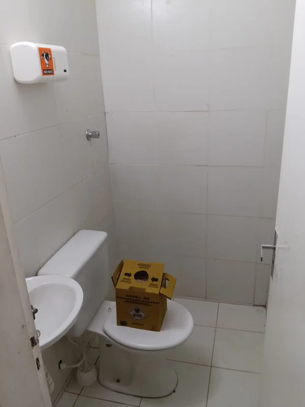 Vendo loja ou alugo na CLN 412 piso cerâmica c 25 M2 c banheiro, numa quadra exc...