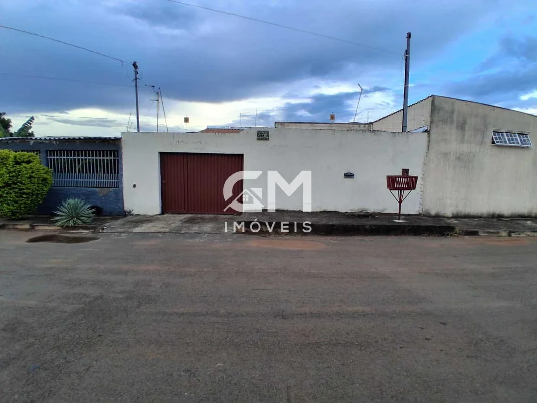 Linda casa de dois quartos, sendo uma suíte, com sala de estar, jantar e cozinha...