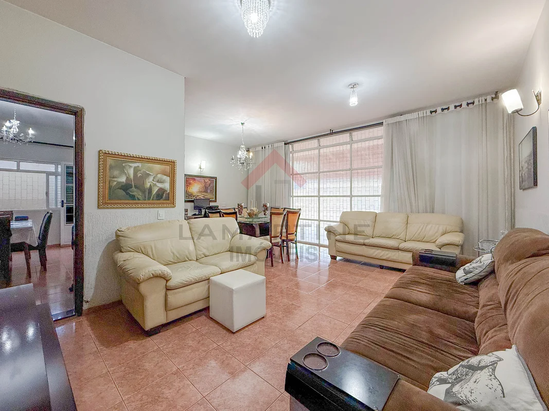 Excelente oportunidade para quem busca casa térrea espaçosa, bem construída e co...