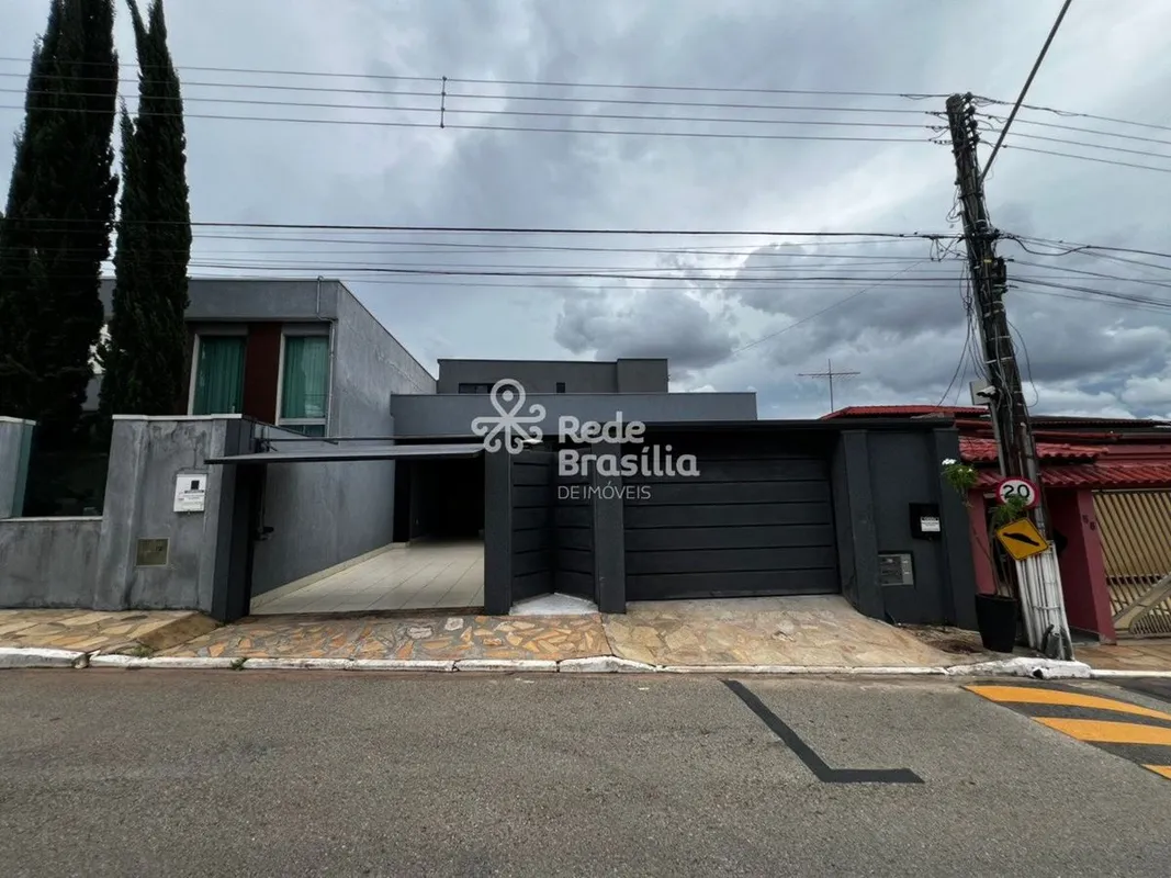Casa na Rua do Jockey, com 250m2, distribuídos em: - Sala ampla, para dois ambie...