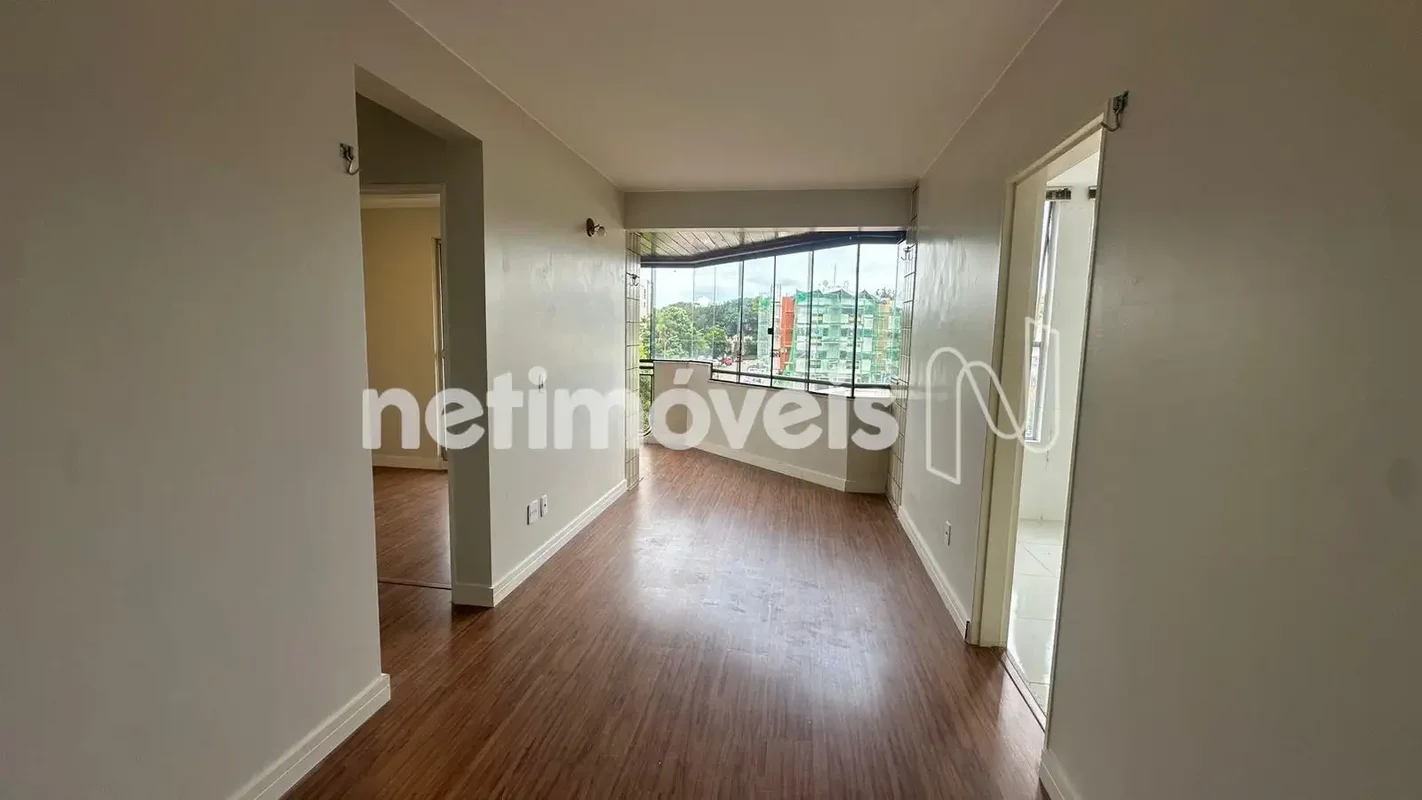 Imóvel de canto, com 2 quartos, varanda e vista livre, proporcionando boa ventil...