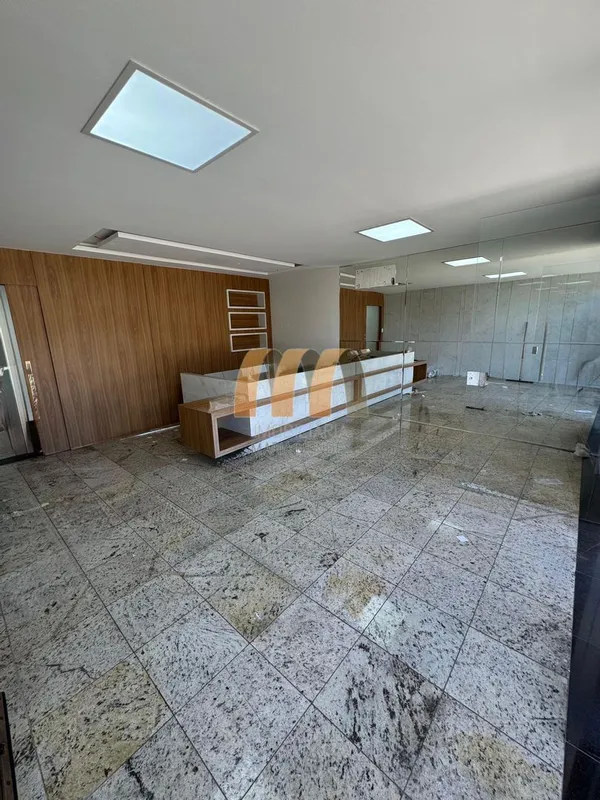 Parte inferior: Amplo espaço com 07 salas bem distribuídas, lavabo e cozinha.Par...