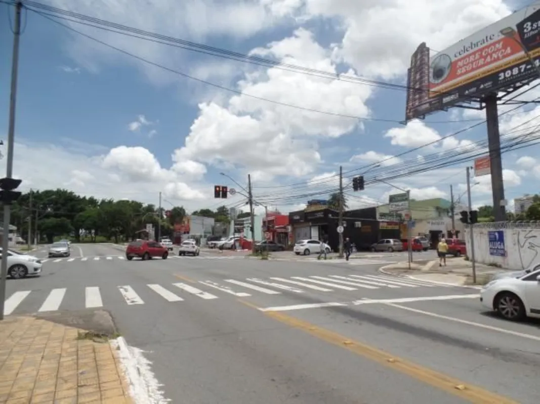 Lote de esquina com área total de 625,00 m², sendo 23,40 metros pela Rua 84 e 19...