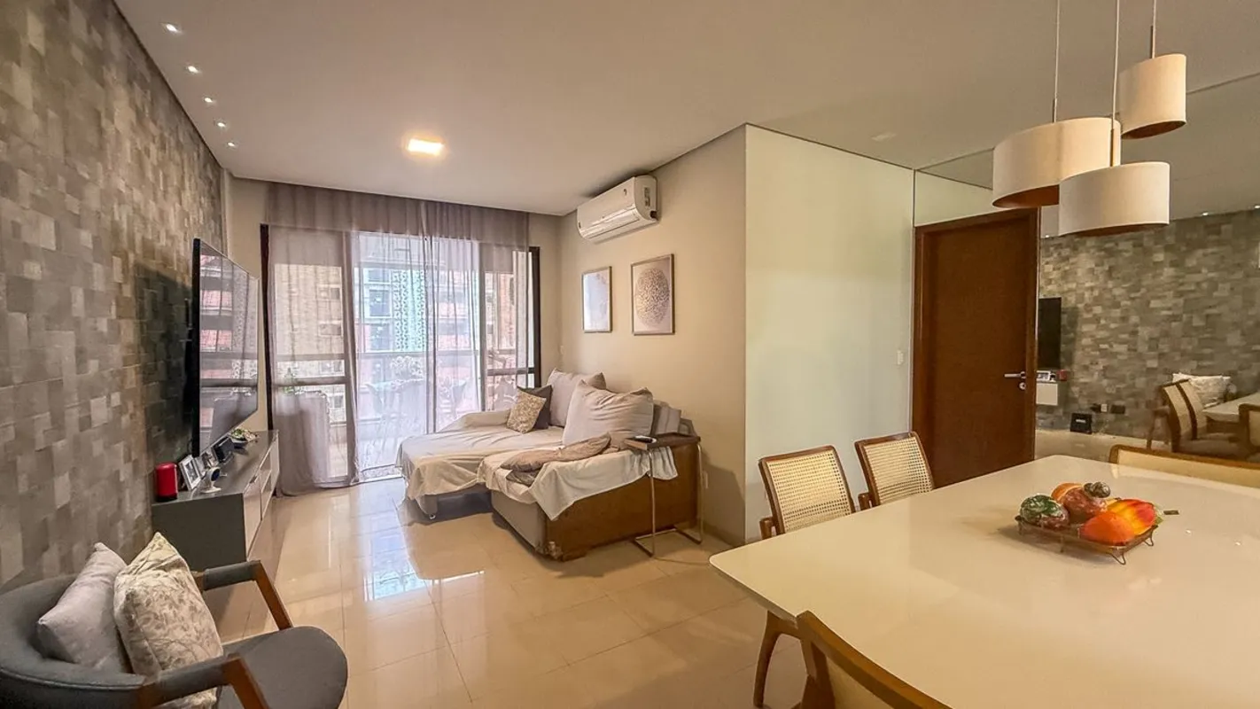 Apartamento de 100 mÂ² com 02 quartos, sendo 01 suÃ­te. Possui ampla sala integr...