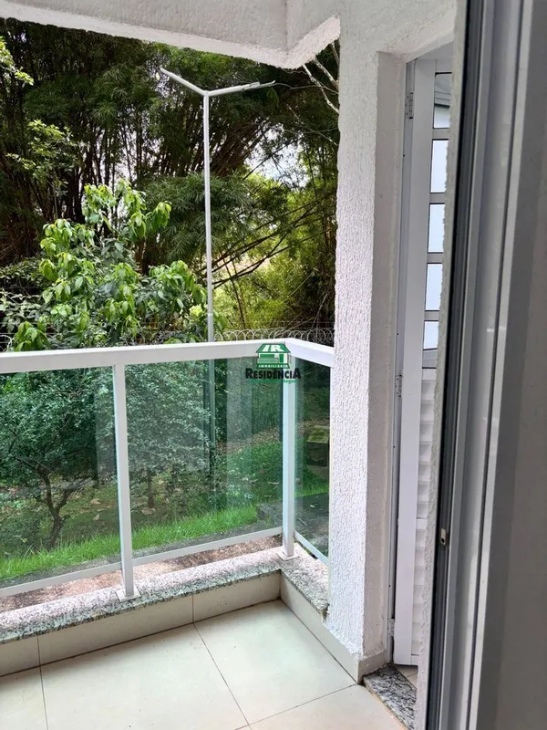 Apartamento contendo: Cozinha com armários. Vista para mata. 2 quartos sendo um ...