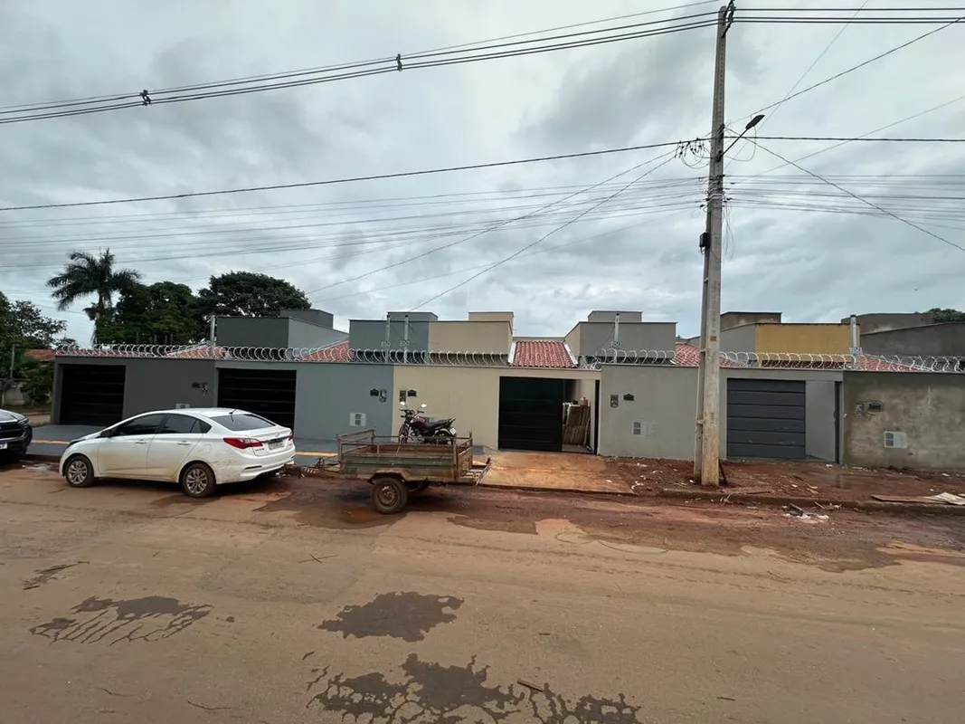 Casa com dois quartos , banheiro, sala, cozinha, garagem e área de serviço ! E o...
