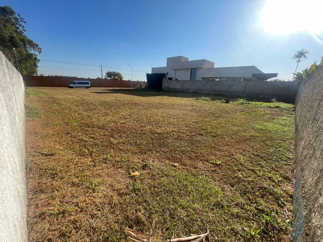 ?? Área do terreno: 560 m²Perfeito para quem busca construir com conforto, priva...