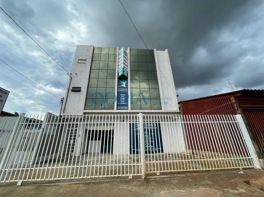 Prédio de arquitetura moderna, estrategicamente localizado em frente ao Hospital...