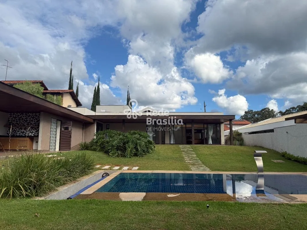 Casa térrea na QI 19 do Lago Sul, onde conforto, sofisticação e funcionalidade s...