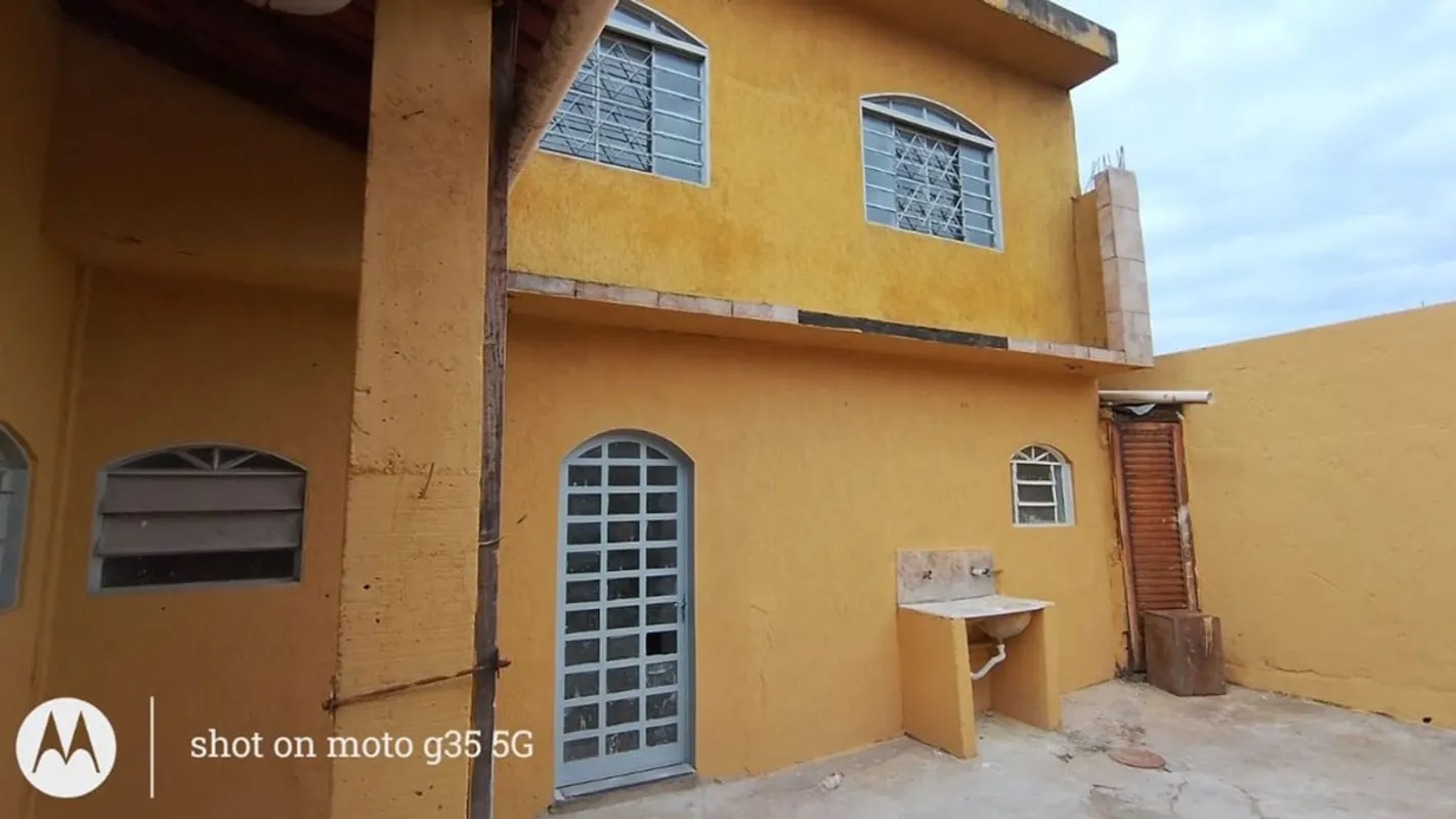 Sobrado nos fundos disponível para locaçãoSobrado bem distribuído, composto por:...