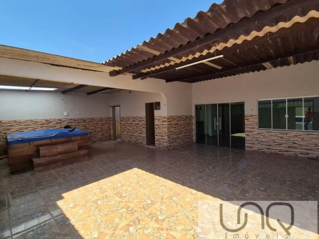 Casa reformada à venda na Rua 2, Chácara Buritis, próxima ao comércio local, esc...