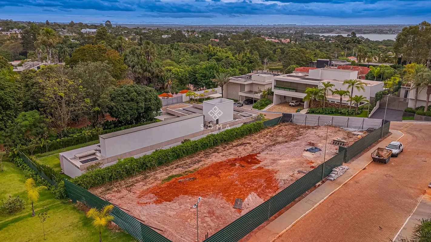 Exclusiva e sofisticada, esta fração de 2.445m² oferece uma área privativa de 96...