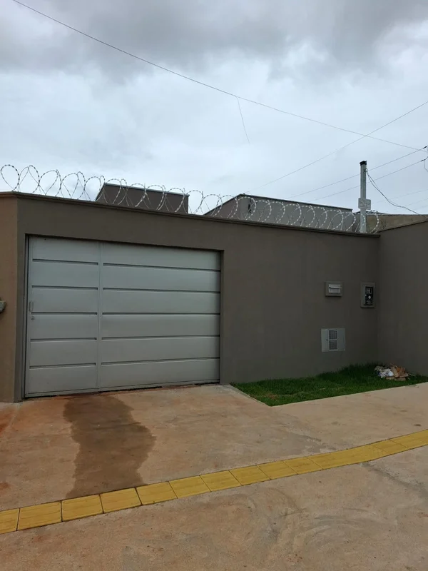 Casa nova com 2 quartos, 1 suíte, banheiro social com nichos, sala 2 ambientes i...