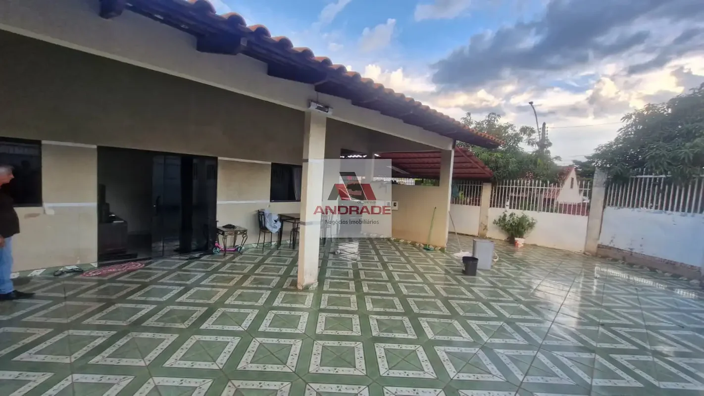 Casa com 03 quartos 1 suíteLote de 300 metros Casa não possui lajeNão financia Q...