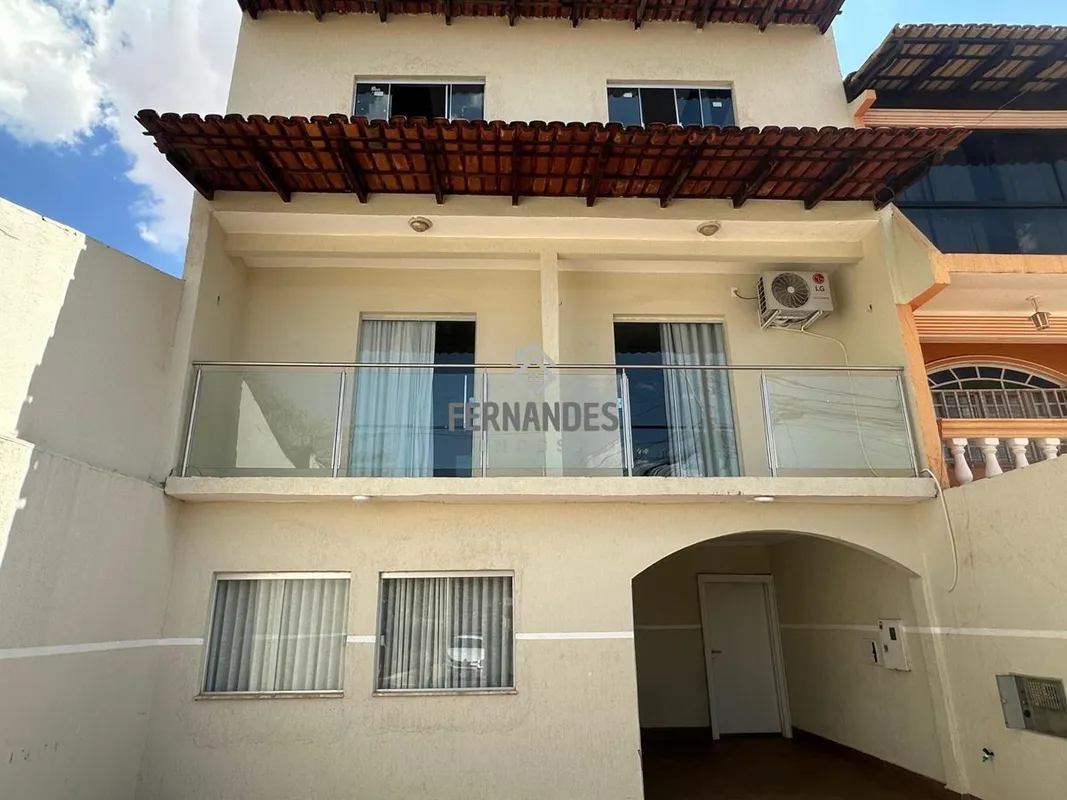 QR 406 Samambaia Norte - Sobrado Triplex Moderno 4 Quartos e 2 SuítesEste sobrad...