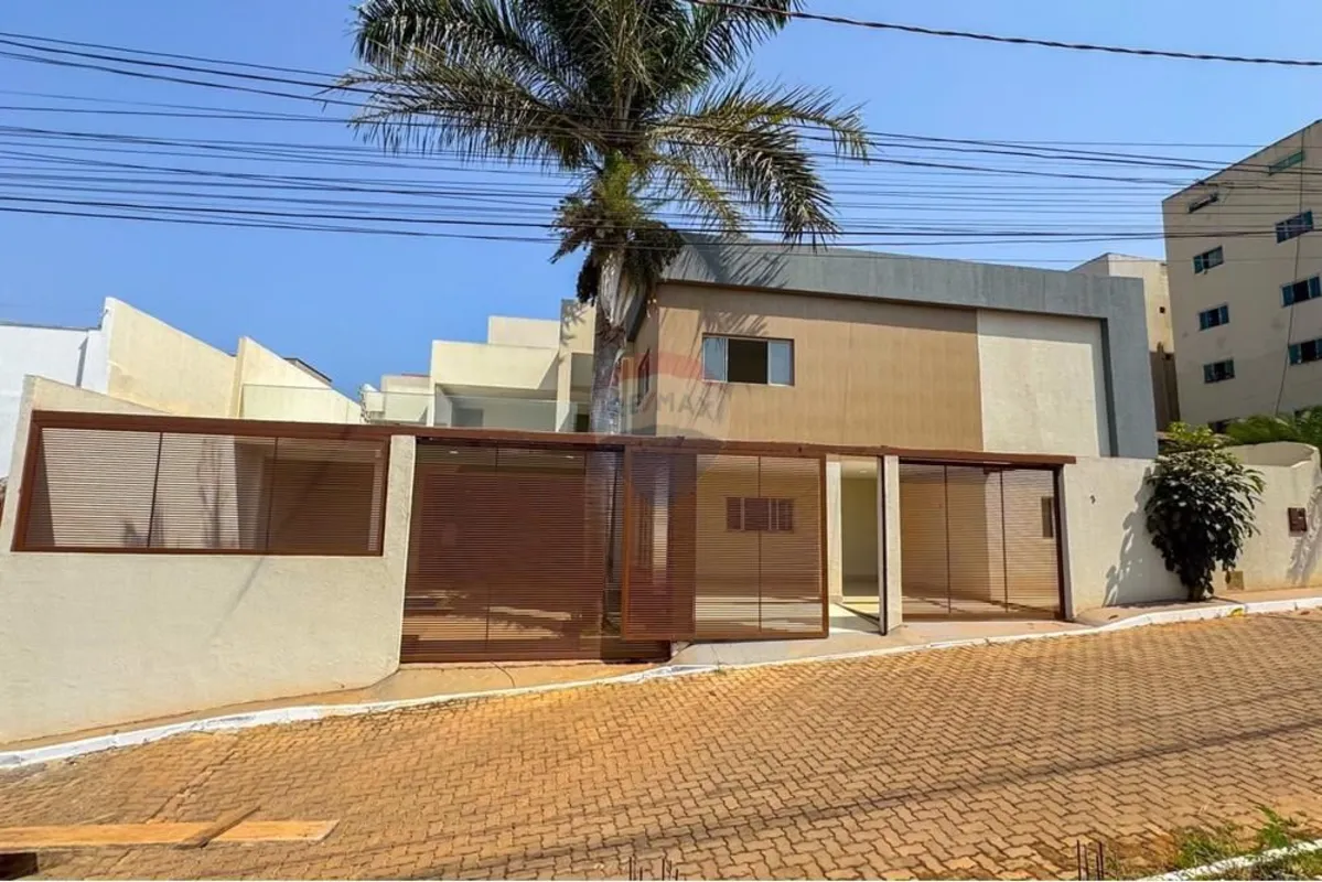 Apresentamos uma residência de alto padrão, nova e desocupada, localizada em con...