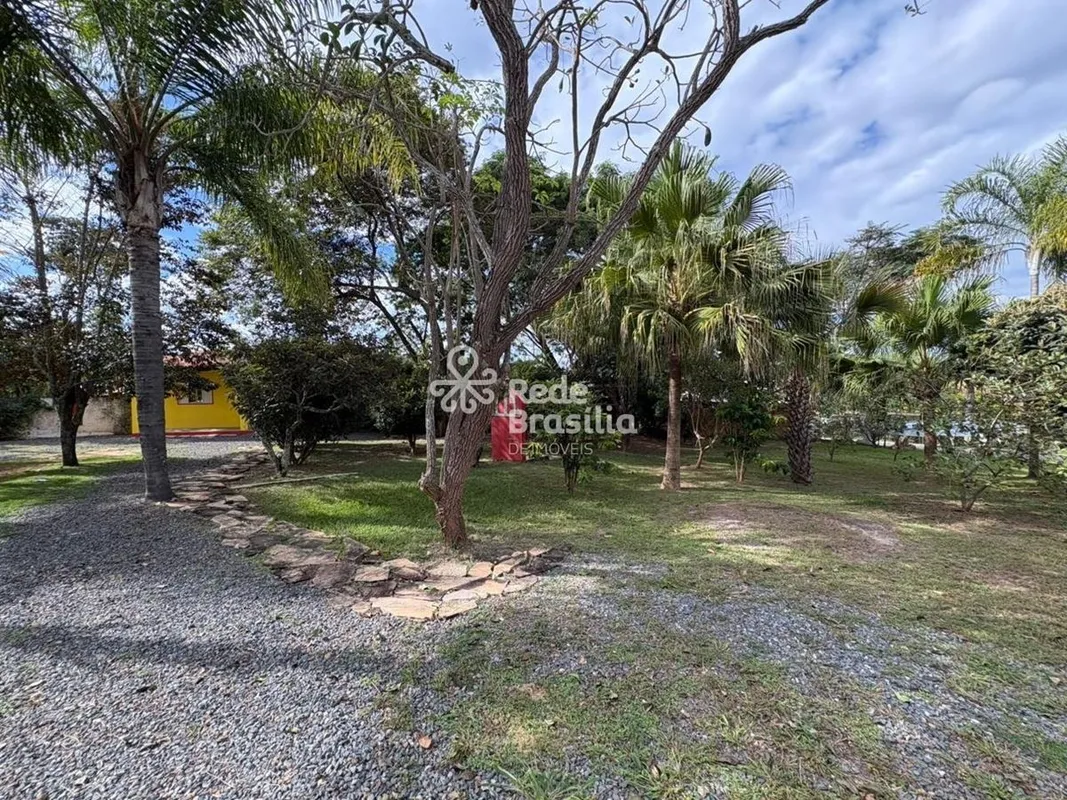 Pequena casa charmosa em terreno arborizado de 1.000 m² no Condomínio Ouro Verme...