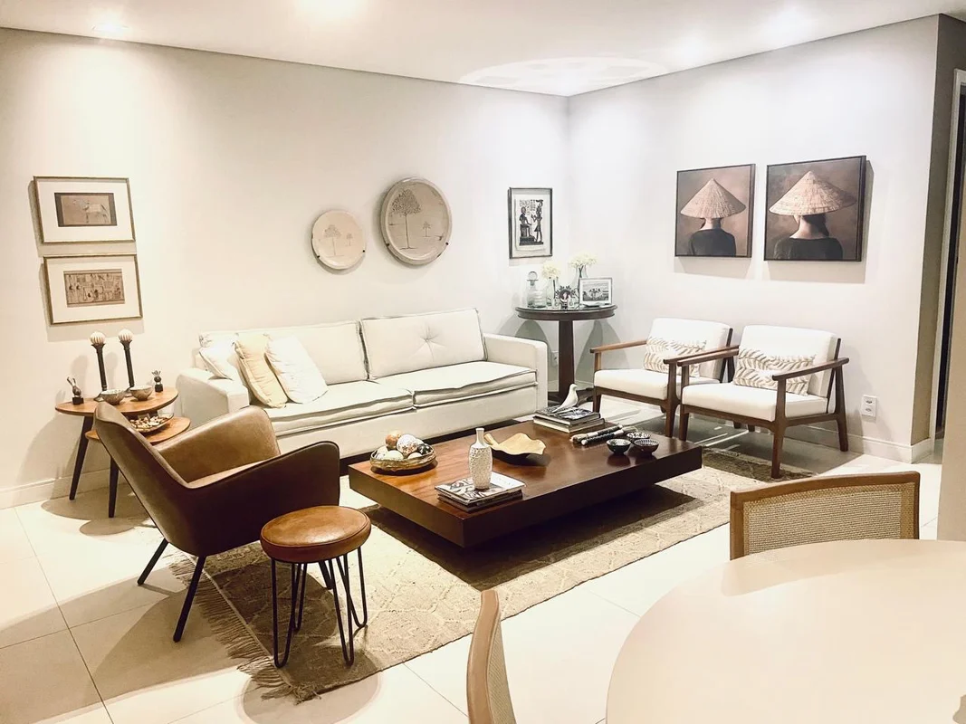 Vendo belíssimo apartamento de 3 quartos transformado em 2. Imóvel recém reforma...