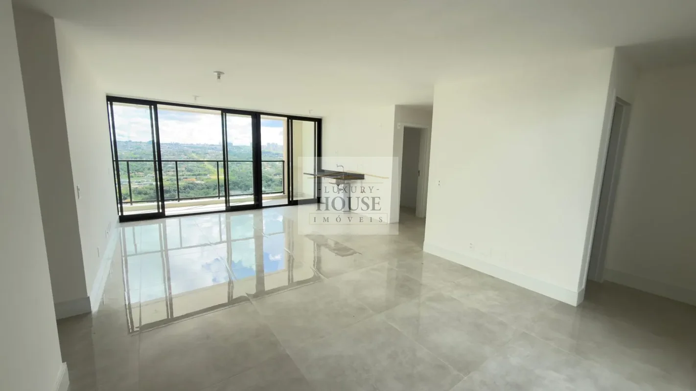 Descubra um espaçoso apartamento de 4 quartos, incluindo 2 suítes, na privilegia...